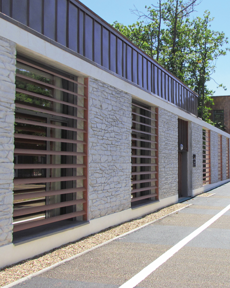 brise_soleil_vertical_lames_ailes_avion_Collège Montesquieu_ORLÉANS