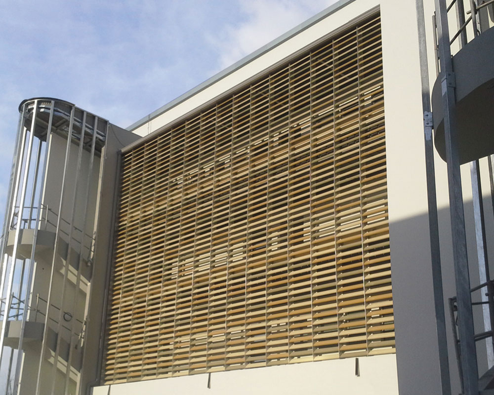 brise_soleil_vertical_lames_trapezoidales_bureau_kerveguen_reunion