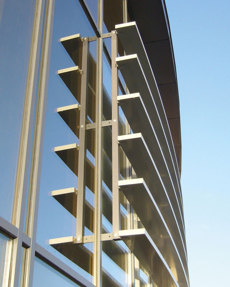 brise_soleil_vertical_lames_rectangulaires_caserne_tours_2