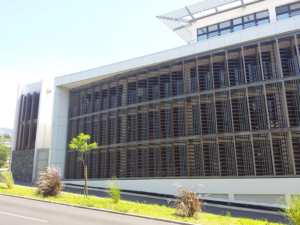 brise_soleil_vertical_lames_trapezoidales_hotel_saint_denis_reunion_2