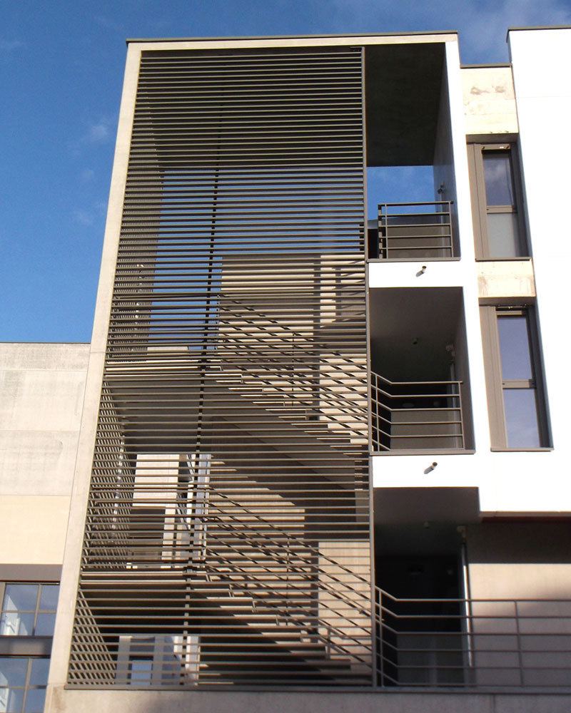brise_soleil_vertical_lames_rectangulaires_residence_tours