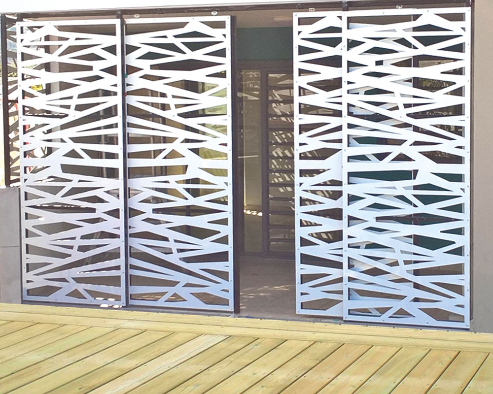 volet_coulissant_panneaux_motif_decoupe