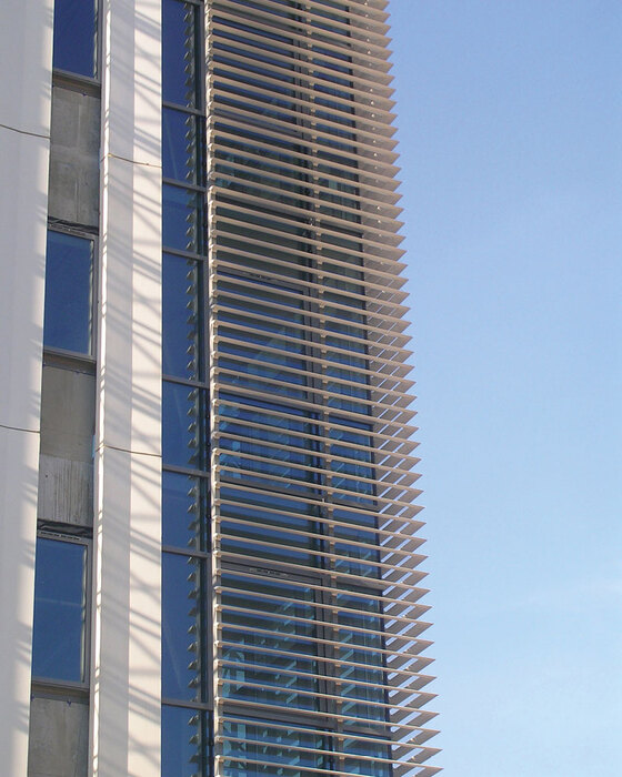 brise_soleil_vertical_lames_ailes_avion_axeo_nantes