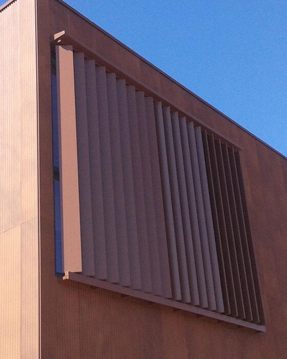 brise_soleil_orientable_lames_trapezoidales_college_merdrignac