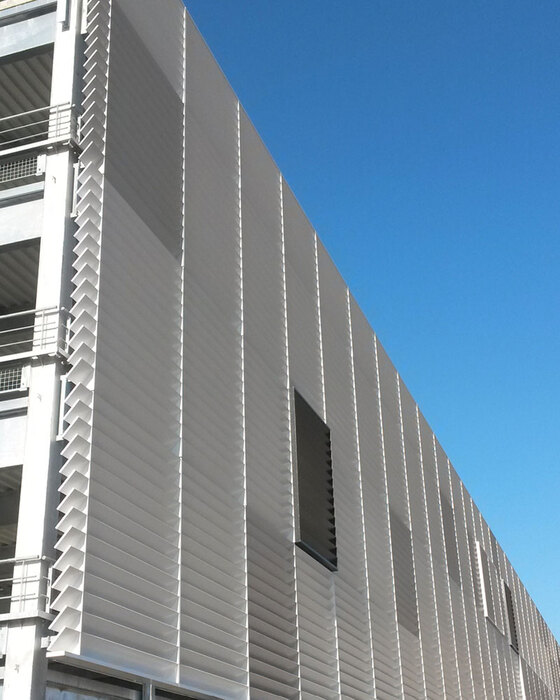 brise_soleil_vertical_lames_rectangulaires_parking_airbus_blagnac