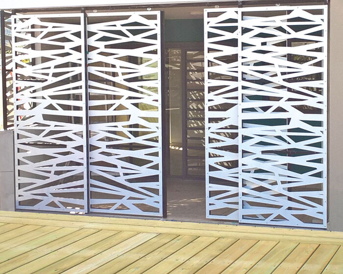 volet_coulissant_panneaux_motif_decoupe